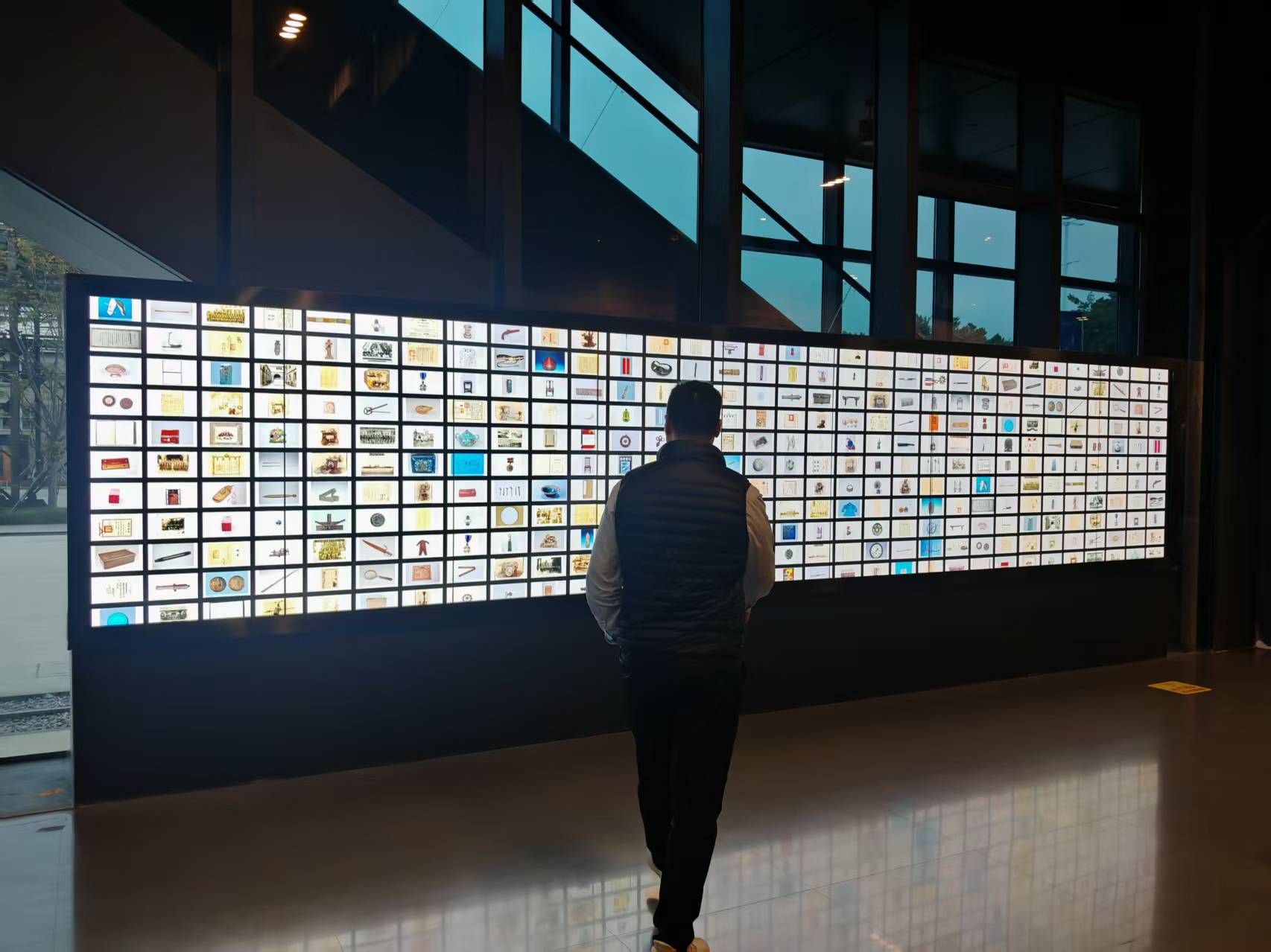 大屏数字墙互动软件-展厅照片墙互动软件-图片墙展示软件